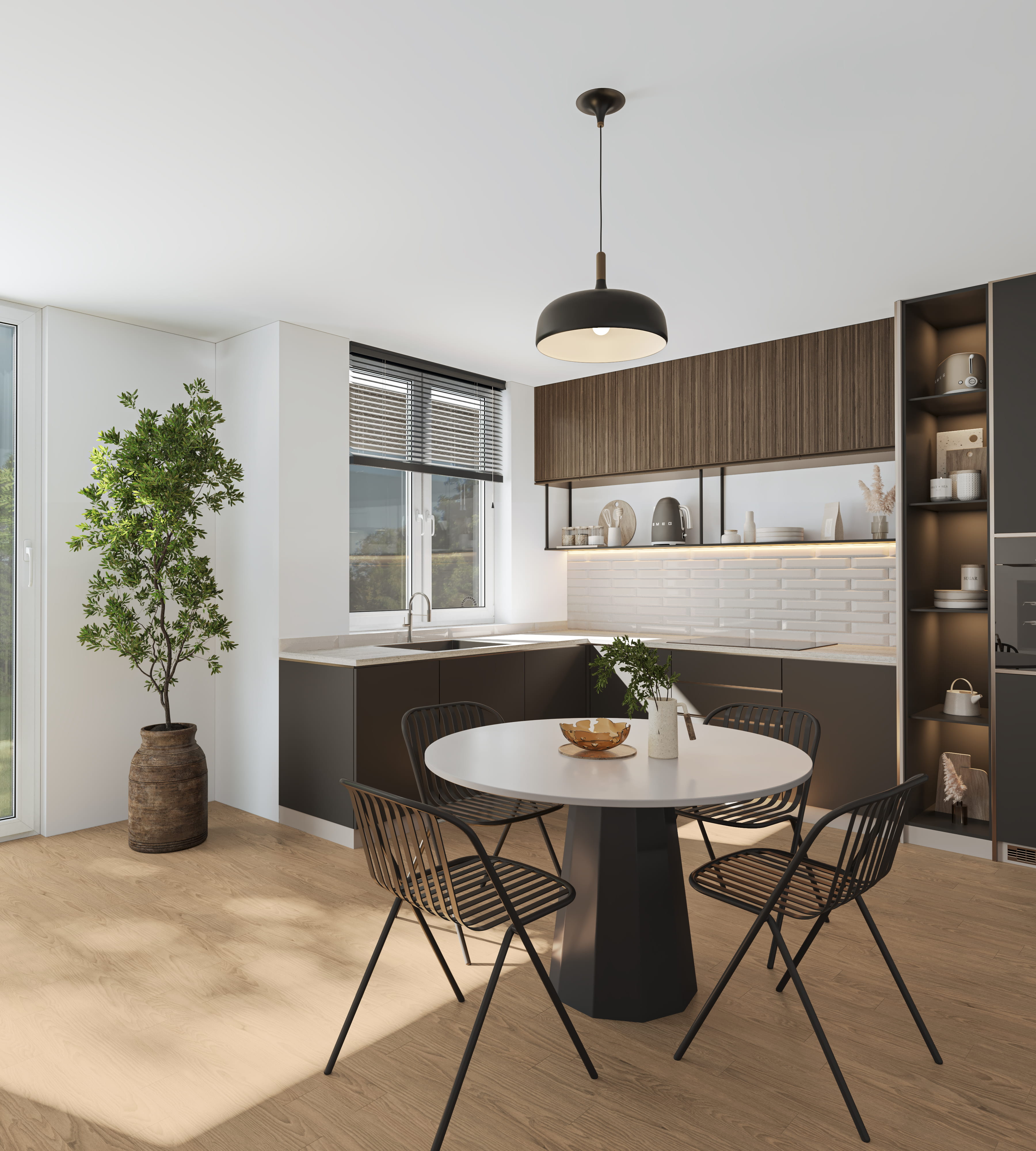 Virtuelles Home Staging einer hellen, modernen Küche mit ausgeprägtem industriellem Charakter. Das Digital Home Staging zeigt ein Raumkonzept im Einrichtungsstil Industrial mit offenen Metallregalen, einer weißen Metro-Fliesen-Rückwand, dunklen (anthrazitfarbenen) Unterschränken und warmen Holz-Oberschränken. Der Essbereich im Vordergrund ist mit einem runden weißen Tisch und schwarzen Gitterstühlen ausgestattet, beleuchtet von einer markanten schwarzen Kuppel-Pendelleuchte. Integriertes warmweißes Licht im Regalsystem, ein großer Olivenbaum im Rustikal-Topf und ein heller Holzboden vervollständigen das Digital Staging.